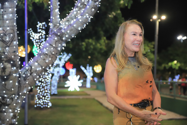 Luzes de natal - Prefeita Teresa Surita acende primeiro circuito de decoração natalina em Boa Vista