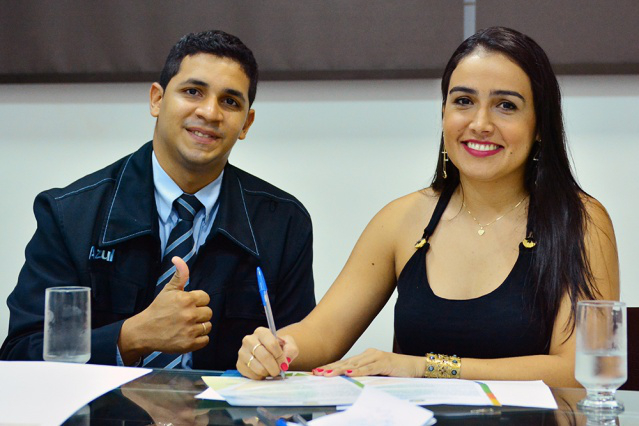 Casal vai poder realizar sonho graças à entrega de título definitivo