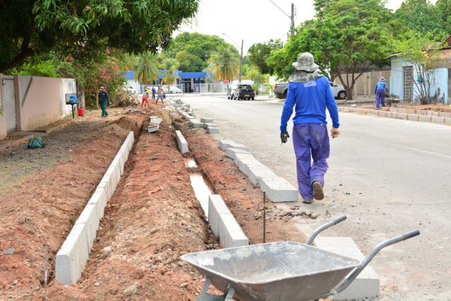 Prefeitura está construindo mais de 70 km de calçadas por toda cidade