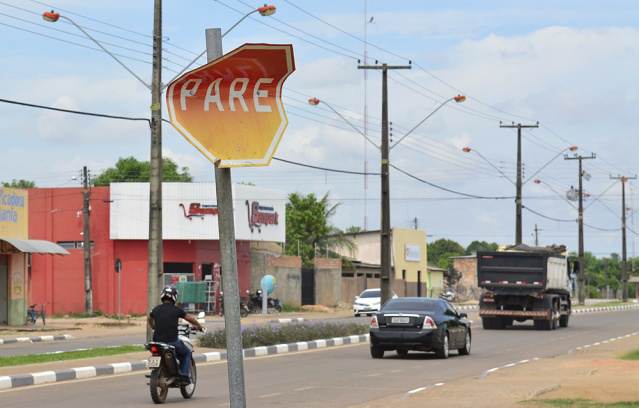  Vândalos depredam placas de sinalização de trânsito no Conjunto Cidadão
