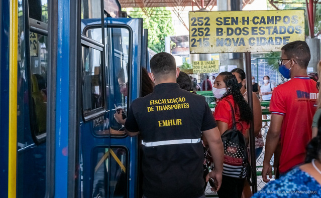 Coronavírus  - Prefeitura fiscaliza e orienta passageiros e motoristas do transporte coletivo de Boa Vista