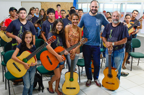 Novembro da Música: Violonista ensina técnicas contemporâneas para alunos e professores do IBVM