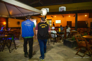 Bares e restaurantes devem manter distanciamento de mesas e uso de máscaras