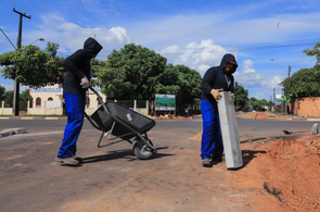 Prefeitura executa obras de infraestrutura em ruas do bairro Caranã 