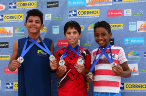 Atletas da escolinha da Vila Olímpica conquistam medalha de ouro em torneio de natação