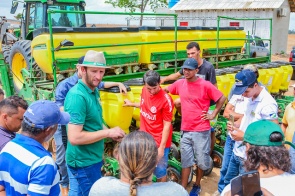 Produtores são treinados para operar máquinas agrícolas e otimizar produção 