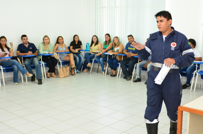 CAPS II - Profissionais são capacitados em técnicas de contenção em situações de crise