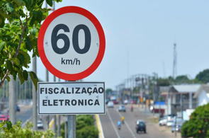 Prefeitura substitui mais de 80 placas de trânsito danificadas em um mês