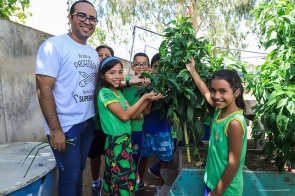 Horta Escolar - Alunos de escola municipal aprendem a plantar e cultivar hortaliças e legumes