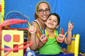 “A escola foi fundamental na descoberta da doença”, diz mãe de aluno autista da rede municipal