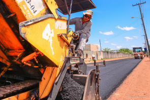 Asfalto da Rua de Acesso 1, no bairro Centenário, está em fase de conclusão