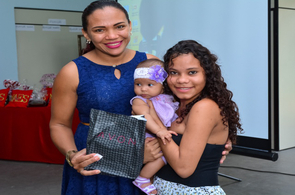 Alunos do Crescer homenageiam as mães e mostram resultados do projeto