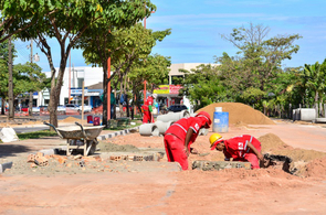 Prefeitura realiza obra de drenagem em ponto de alagamento na Via das Flores