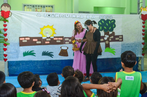 Historinha dramatizada marca encerramento do primeiro semestre na escola Vovó Clara