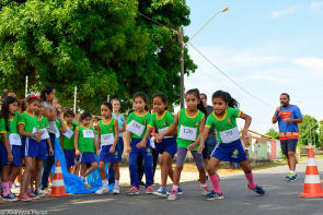 Alunos da Escola Municipal Edsonina participam de corrida de rua em comemoração ao Dia das Crianças
