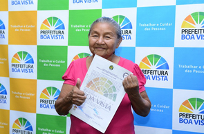 Compromisso: Teresa Surita entrega títulos definitivos aos moradores de três bairros