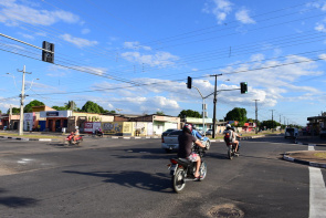 Novo semáforo começa a funcionar no bairro Senador Hélio Campos