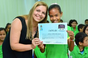 Alunos da Escola Laucides de Oliveira recebem certificados do projeto Maria vai à Escola