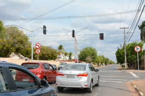 Para melhorar o trânsito, prefeitura instala novo semáforo no bairro Paraviana 