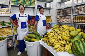 Merendeiras da rede municipal recebem uniformes padronizados