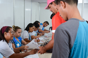 Prefeitura vacina imigrantes em posto de triagem da Polícia Federal