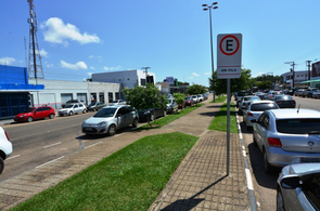 Canteiro Central: Mais de mil condutores foram multados no primeiro semestre por estacionar em local proibido