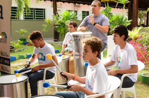 Prefeitura entrega novos instrumentos musicais aos integrantes do Dedo Verde