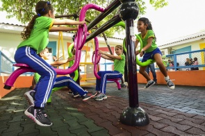 Dia Mundial da Infância - Prefeita Teresa Surita entrega playgrounds modelos em escolas de Boa Vista