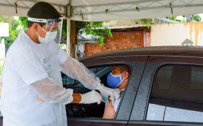 Vacinação contra gripe continua em sistema drive-thru no Terminal Luiz Canuto Chaves