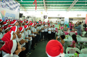 Coral ArtCanto leva magia do Natal para feirantes dos mercados municipais