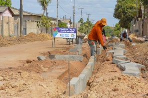 Zona Oeste -  Prefeitura executa obras de drenagem, pavimentação e calçada em mais 17 ruas do bairro Jardim Primavera