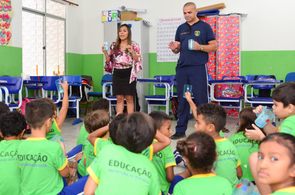 Projeto escolar promove integração entre pais e filhos em sala de aula