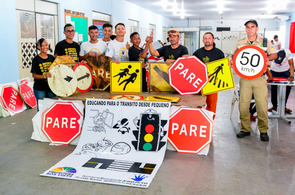 Responsabilidade - Jovens do Projeto Crescer revitalizam 450 placas de trânsito em Boa Vista