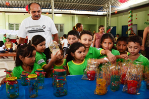 Escola Municipal apresenta trabalhos feitos com produtos recicláveis