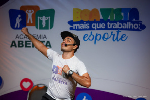 Live - Aula da Academia Aberta faz público dançar e se exercitar em casa