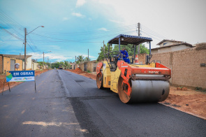 Rua 9, no bairro Jardim Tropical, recebe obras de pavimentação