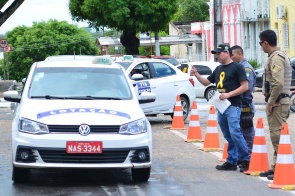 Maio Amarelo -  Motoristas de táxi e lotações são orientados a contribuir com mais segurança no trânsito em Boa Vista