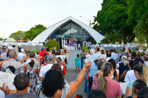 Dia de Finados - Feriado atrai milhares de visitantes e movimenta comércio no entorno do Cemitério Municipal