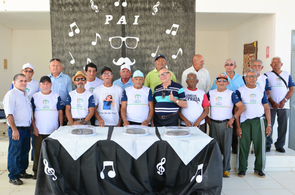 Dia dos Pais - Homens do Cabelos de Prata recebem homenagens no Cras União 