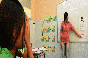 Saúde na Escola: Estudantes fazem exame de vista dentro da sala de aula