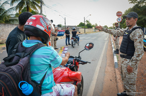 Trânsito - Agentes orientam motoristas sobre mudanças na Carlos Pereira de Melo após reconstrução da avenida