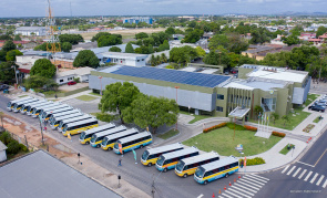 Educação -  Prefeita Teresa entrega novos ônibus e aumenta frota para atender crianças das áreas rural e indígena de Boa Vista