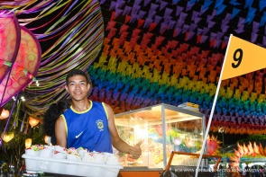 "Aqui no arraial é sucesso garantido" comemora ambulante credenciado no Boa Vista Junina