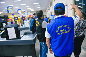 Equipes da prefeitura fiscalizam 34 estabelecimentos durante feriadão