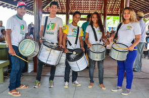 Batuques de percussão agitam integrantes dos programas sociais