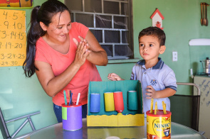 Família que Acolhe - Mãe aprendeu a confeccionar brinquedos para estimular a criatividade do filho 