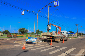 Para garantir segurança aos pedestres, novas placas luminosas estão sendo instaladas em Boa Vista