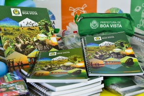 Primeira Infância - Alunos das escolas de Boa Vista recebem kits escolares personalizados 