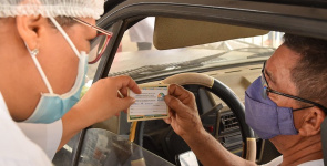 Contra o coronavírus - Idosos a partir de 65 anos seguem sendo vacinados neste sábado e até o Papai Noel já recebeu a primeira dose
