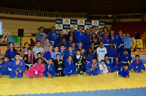 Escolinha de Esportes da Vila - Alunos participam de seminário com campeão mundial de jiu-jitsu